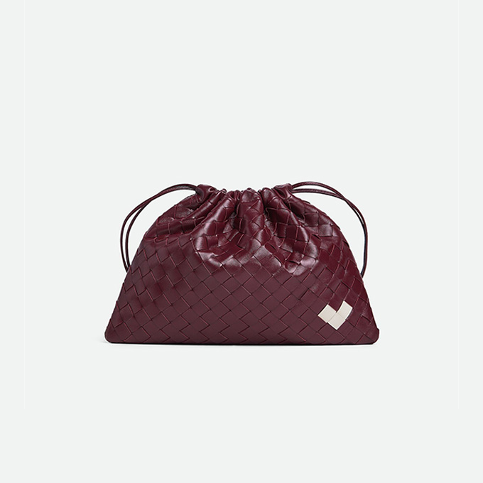 bottega veneta medium dustbag intrecciato leather drawstring crossbody pouch #796728